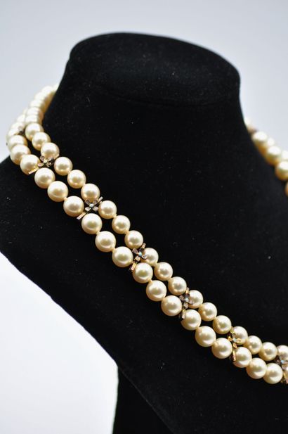 null Lot comprenant : 

- Un collier à un rang de perles de culture, le fermoire...