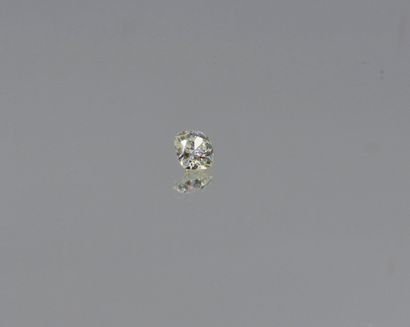null Bague en platine 850 millièmes ornée au centre d'un diamant coussin de taille...
