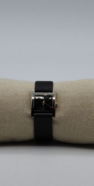 null Lot de quatre montres de dame comprenant : 

- Une montre EDMA Suisse, mouvement...
