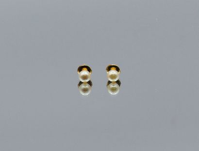 null Paire de clous d'oreilles en or 750 millièmes centrée d'une perle. 

Poids :...