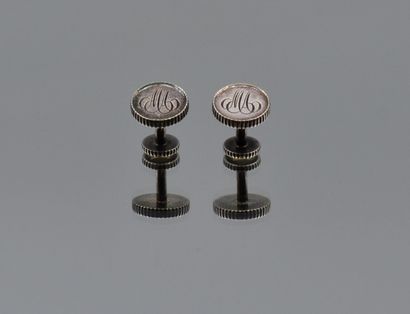 null TIFFANY & Co 

Paire de boutons de manchettes en argent 925 millièmes monogrammée...