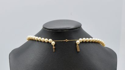 null Lot comprenant : 

- Un collier à un rang de perles de culture, le fermoire...