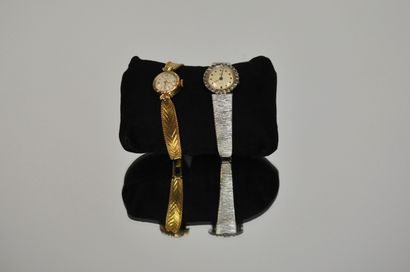 null Lot de deux montres de dames rondes en métal argenté et doré : 

La première...