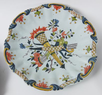  Lot of 5 earthenware plates including : 
ROUEN, a plate decorated with horns of...