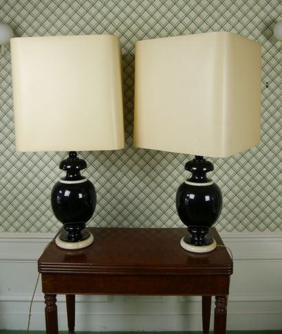 null Pair of beige and black lacquered baluster-shaped turned wood lamps

Square...