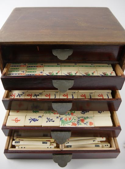 null CHINA

MAHJONG in its wooden box opening to 5 drawers, zinc drawers. The tokens...