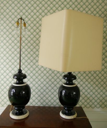 null Paire de lampes en bois tourné de forme balustre laqué beige et noir, de forme...