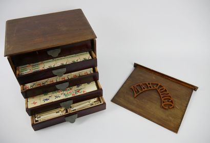 null CHINA

MAHJONG in its wooden box opening to 5 drawers, zinc drawers. The tokens...