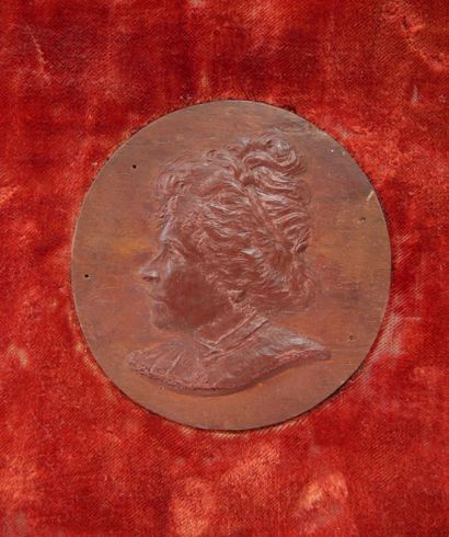 null Wooden medallion representing a lady seen in profile in red wax

Carries on...