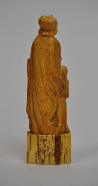 null Sculpture en os représentant saint Anne éducatrice. Hauteur : 13 cm



Le retrait...