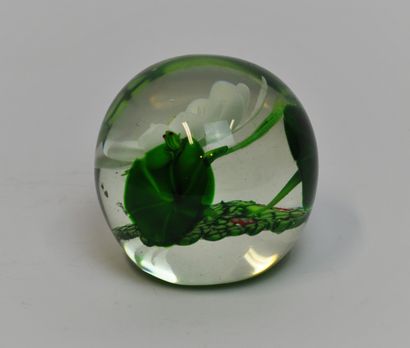 null Lot of glassware including : 

- A paperweight ball with white flower decoration....