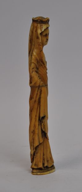 null Sculpture en os représentant la Vierge couronnée. Hauteur : 23 cm 



Le retrait...