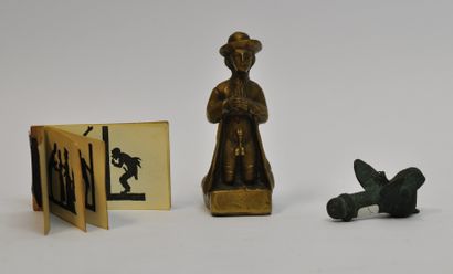 null Lot of Erotica objects including : 

- Two gilt bronze plaques. 13 x 18 and...