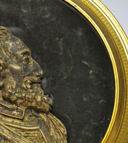 null Grand médaillon en bronze doré et ciselé représentant Henri IV en son centre...