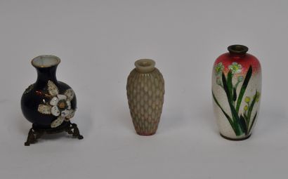 null Lot de céramique comprenant : 

- Un vase en porcelaine bleue à décor de fleurs....
