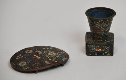null Lot of various trinkets including : 

- A brass and cloisonné enamel belt buckle....