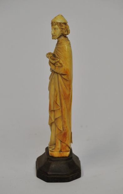 null 
Saint en ivoire sculpté tenant une coupe dans ses mains.




XIXe siècle, dans...