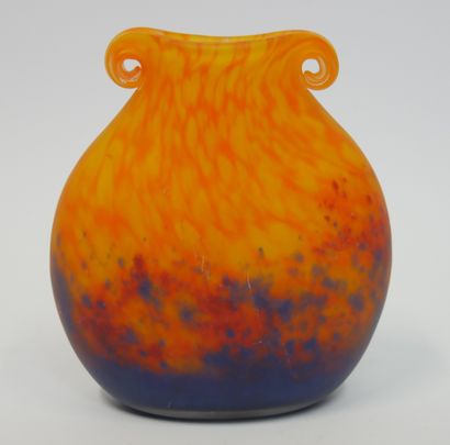 null LE VERRE FRANÇAIS 

Vase en verre multicouches violet et orange, le col à enroulement,...