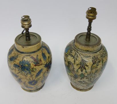 null Pair of crackled ceramic lamps with enamelled decoration of parrots and polychrome...