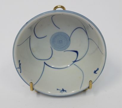 null CHINE

Deux bols en porcelaine à décor d'oiseau sur un branchage fleuri, sur...