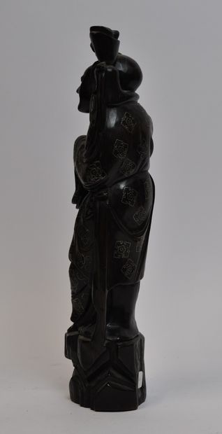 null Deux personnages asiatiques en bois durci et résine sculpté représentant : 

-...
