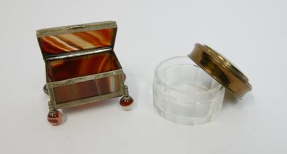 null Lot of display items including : 

- A rectangular box, covered in agate, resting...