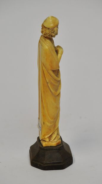 null 
Saint en ivoire sculpté tenant une coupe dans ses mains.




XIXe siècle, dans...