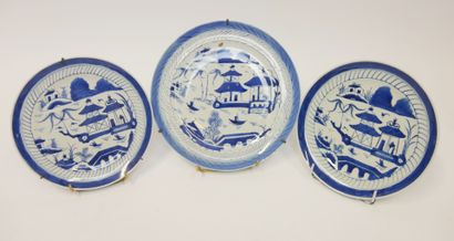 null CHINA

Three blue-white porcelain plates decorated with pagodas. Work of the...