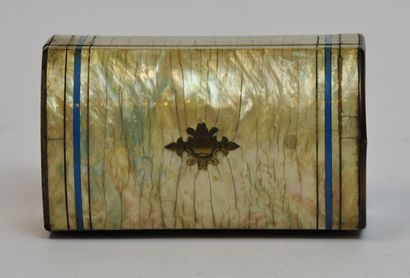 null Small wood and mother-of-pearl chest inlaid with a gilt brass cartouche and...