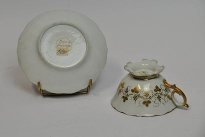 null Lot including: 

- A Paris porcelain cup and saucer decorated with flowers in...