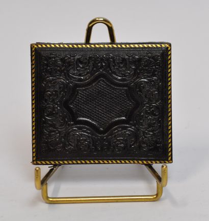 null Lot including : 

- A daguerreotype representing a seated man. In its worked...