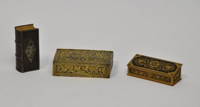 null Set of 3 silver and gold metal boxes including : 

- A book-shaped box decorated...