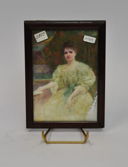 null Renée de MIRMONT (1868 - 1918)

Portrait d'une élégante 

Gouache sur ivoire,...