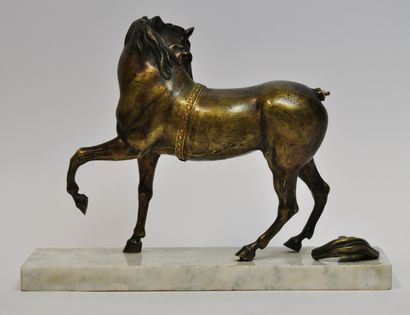 null Sculpture en bronze à patine métaille figruant un cheval levant la jambe avant...