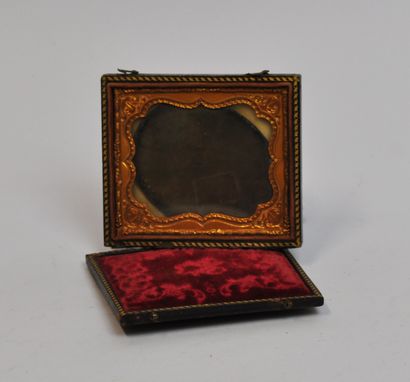 null Lot including : 

- A daguerreotype representing a seated man. In its worked...