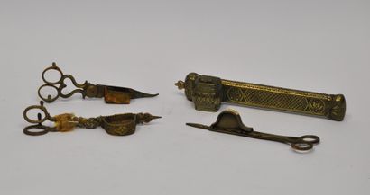 null 
Lot including 3 pairs of bronze flyers and an oriental pipe. 19th century....