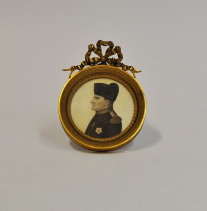  Ecole française du XIXème siècle 
Profil de Napoléon Ier en uniforme 
Miniature...