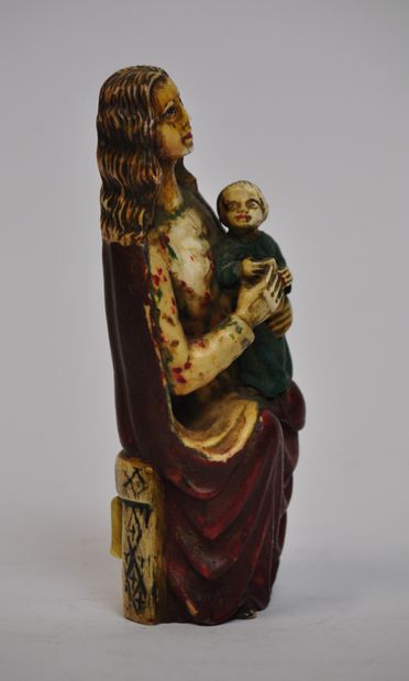 null Sculpture en os sculpté et polychrome représentant une Vierge à l'Enfant. Travail...