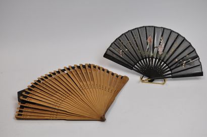 null Lot of two fans including : 

- A wood and black silk painted fan showing a...