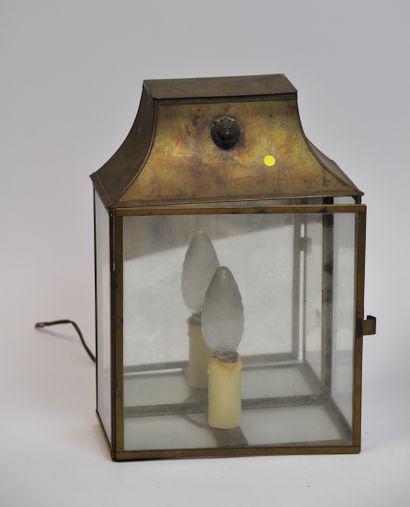 null Paire d'appliques lanterne rectangulaire en métal doré et verre, la partie supérieur...