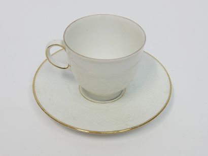 null SELTMANN WEIDEN BAVARIA 

Porcelain tea set including:

- A teapot

- A milk...