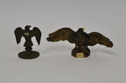 null Lot d'aigles en bronze comprenant : 

- Un aigle les ailes déployées sur piédouche....