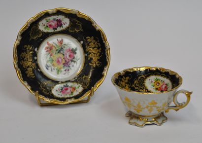 null Lot including: 

- A Paris porcelain cup and saucer decorated with flowers in...