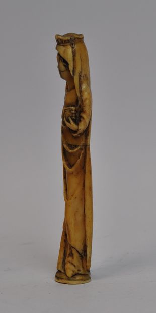 null Sculpture en os représentant la Vierge couronnée. Hauteur : 23 cm 



Le retrait...