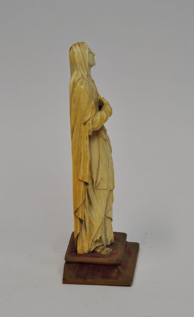 null 
Vierge de Calvaire en ivoire sculpté, dos ébauché. La Vierge, vêtue d'une robe...