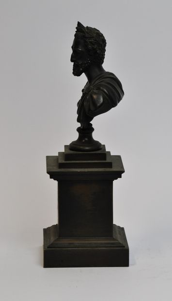 null Sculpture en bronze à patine brune représentant Henri IV en buste, lauré et...