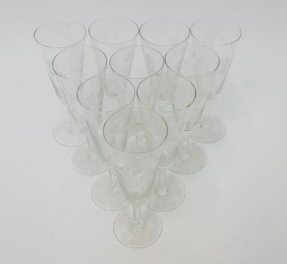 null Ten crystal champagne flutes with engraved decoration. 

Height : 17 cm

(Some...
