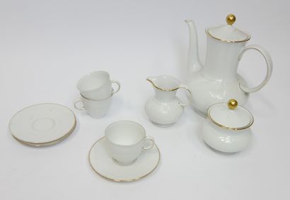 null SELTMANN WEIDEN BAVARIA 

Porcelain tea set including:

- A teapot

- A milk...