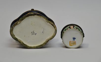 null In the taste of SEVRES and CAPODIMONTE, lot including : 

- An oblong blue and...