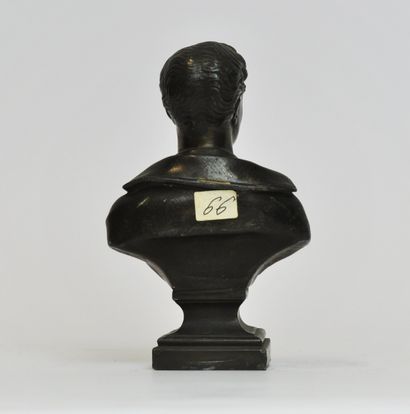 null Bust in regula representing the poet Lord Byron (1788-1824)

Height : 15 cm...